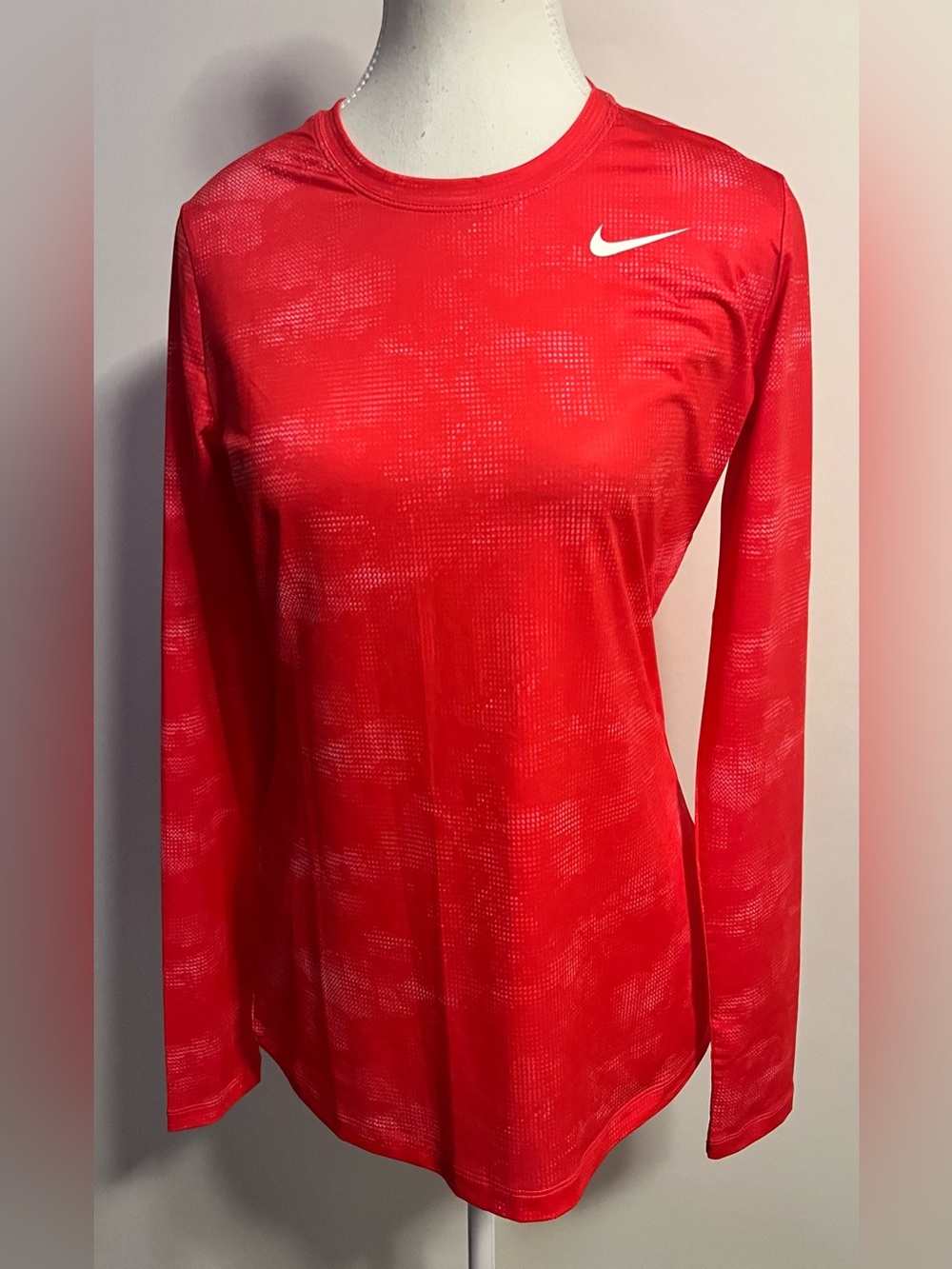 Nike Women's Red Long-Sleeve Dri-FIT Performance Top size Medium NWOT